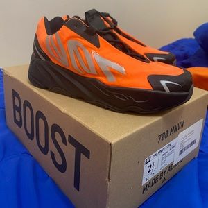 Yeezy Boost 700 MNVN Kids size 2.5 orange / black